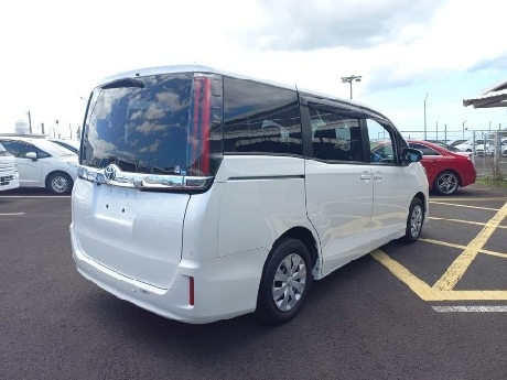 Toyota Noah 7 Seater Passenger Vehicle Taxi Rs 900,000